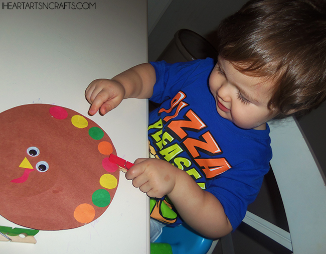 Color Matching Fine Motor Turkey - A simple activity that encourages color recognition and fine motor skills